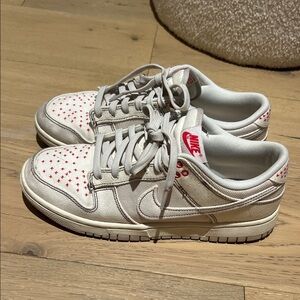 Nike Cream and Red Low-Top Sneakers with Star Dot Detail
